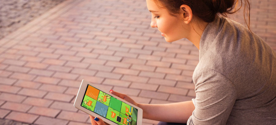 Educatrice qui utilise une tablette dans le cadre de SAINet DayCare